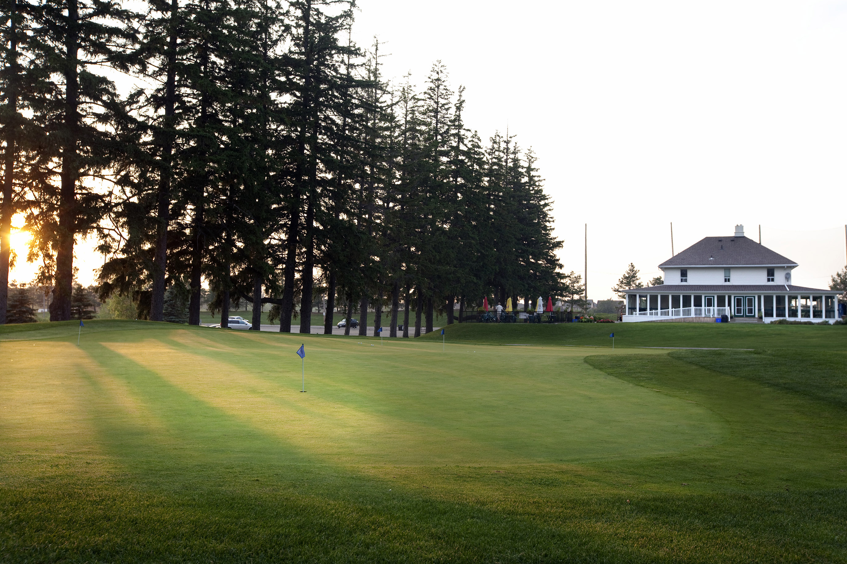 Bathurst Glen clubhouse at sunrise